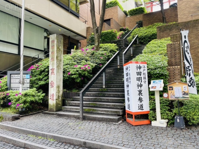 第2ディーアイシービル　隣に神田明神への参道