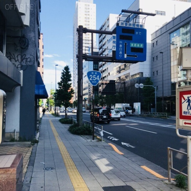 大住ビル 前面は春日通り