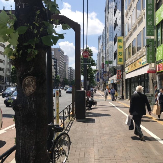望月ビル ビル前面道路