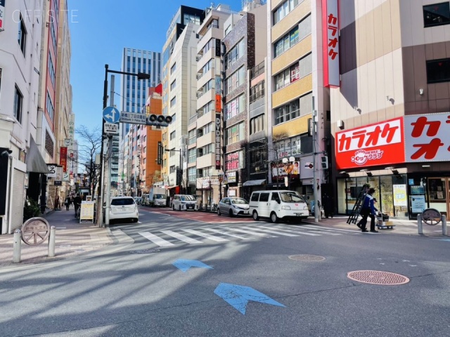 鳥森通りビル 前面に赤レンガ通り