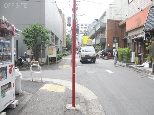 ファルコンビル ビル前面道路