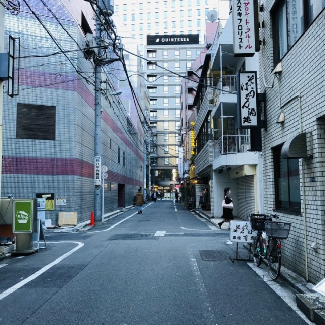 盛重ビル ビル前面道路