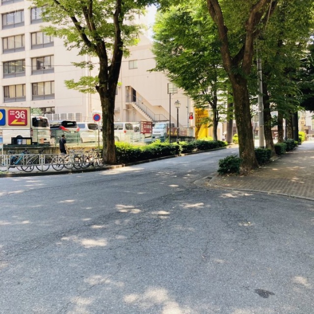 A-PLACE渋谷金王　ビル前面道路
