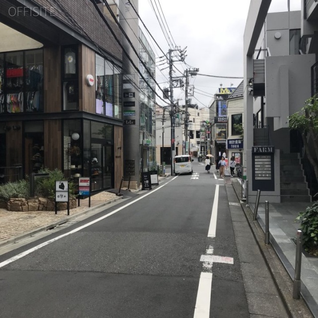 ギャラリードジム ビル前面道路