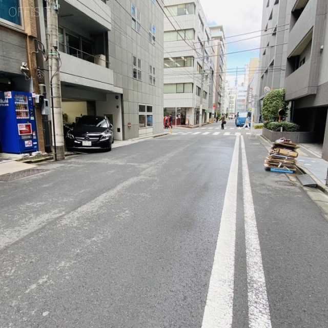 西井ビル ビル前面道路