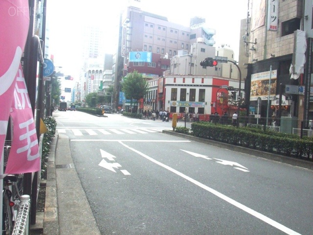 第一シャンボールビル ビル前面道路