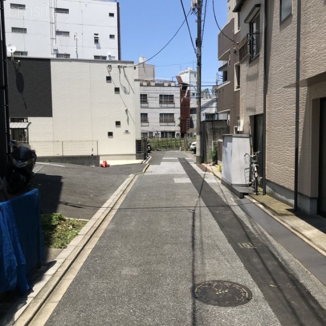 外山ビル ビル前面道路