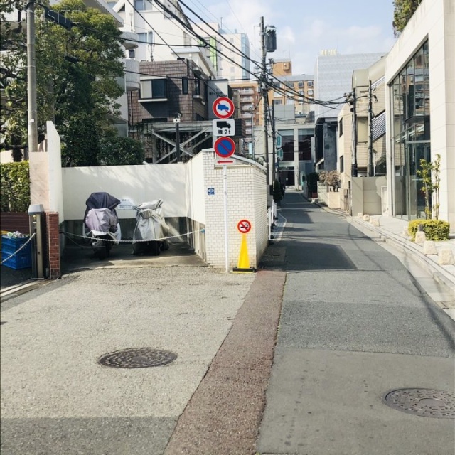 パレロワイヤル南青山 ビル前面道路