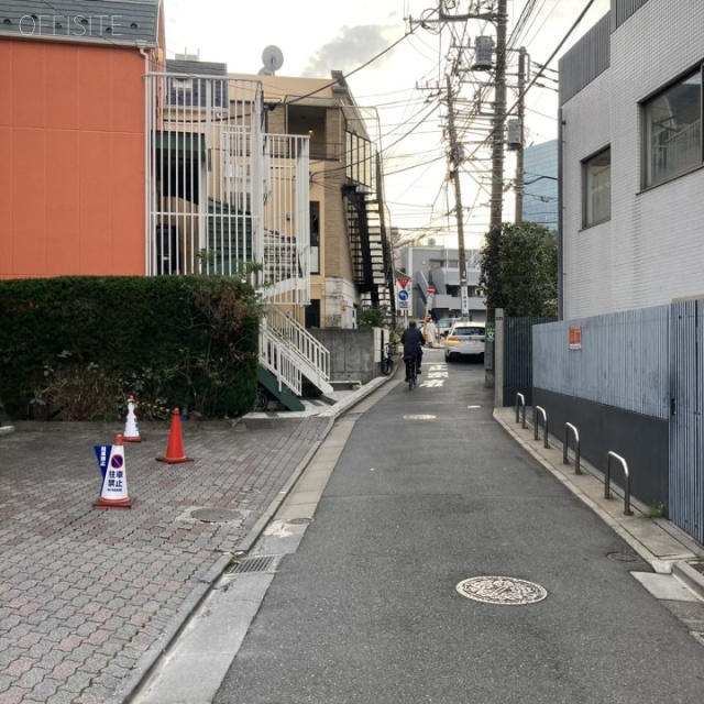 トミーズハウス ビル前面道路