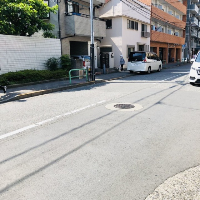 間部ビル ビル前面道路