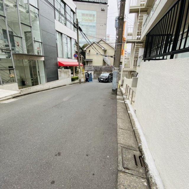 モンターナビル ビル前面道路