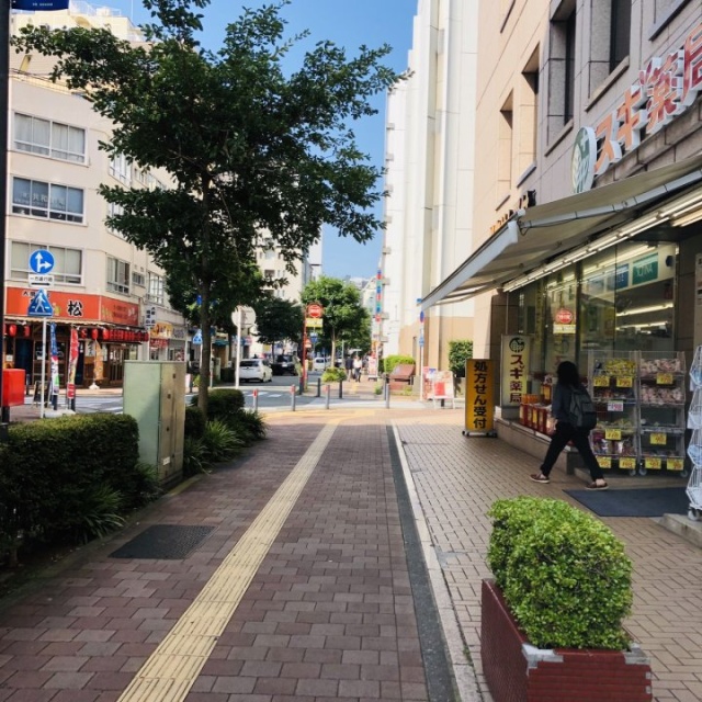 関内新井ビル ビル前面道路