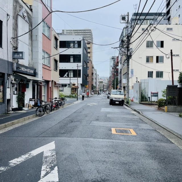 Y’sコーラルビル ビル前面道路