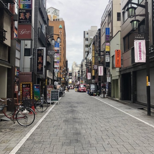 小島ビル 7階 23.00坪　ビル前面道路