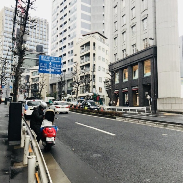南青山MRビル ビル前面道路