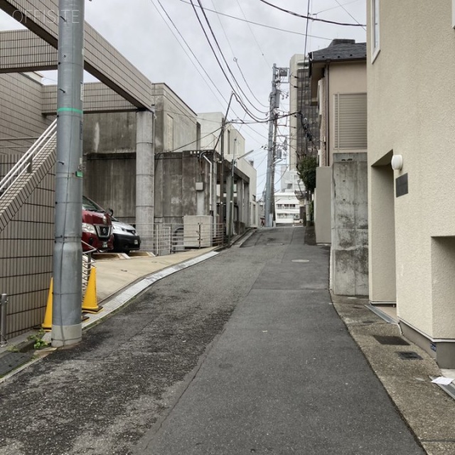 スリーアップ西麻布　ビル前面道路