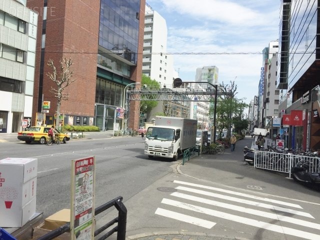 JS神宮前プロパティ ビル前面道路