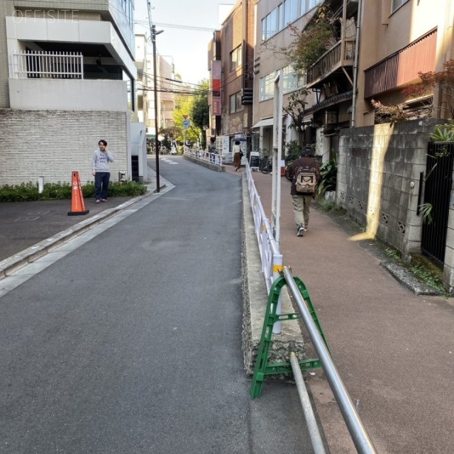 FIOビル ビル前面道路