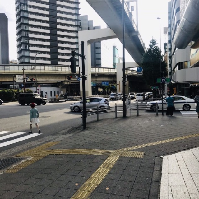 陽輪台西新宿ビル ビル前面道路