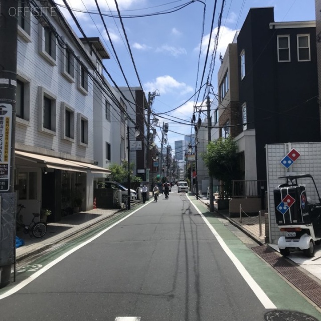 Dear神宮前 ビル前面道路