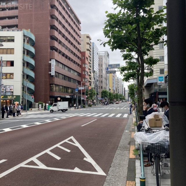 御苑スカイビル ビル前面道路
