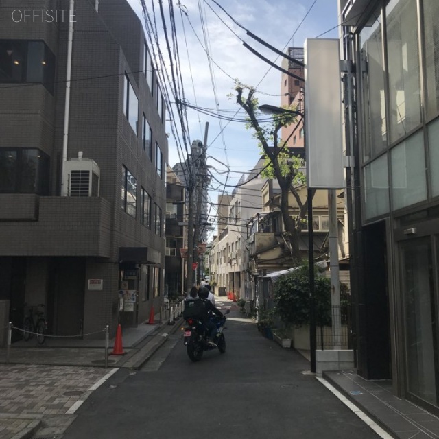 西新宿7丁目店舗 ビル前面道路