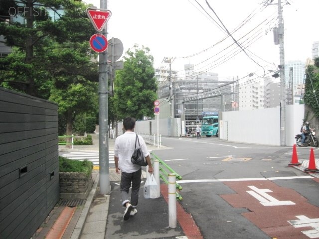 ファーストアパートメンツ三田 ビル前面道路