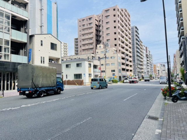 Uビル　前面に新堀通り