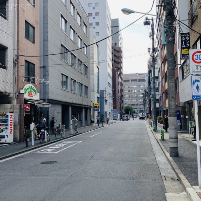 秋元ビル　ビル前面道路