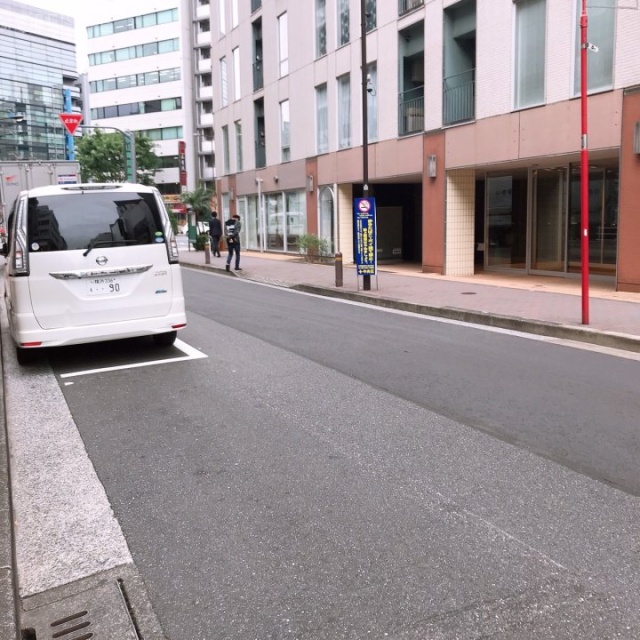 第6イチオクビル ビル前面道路