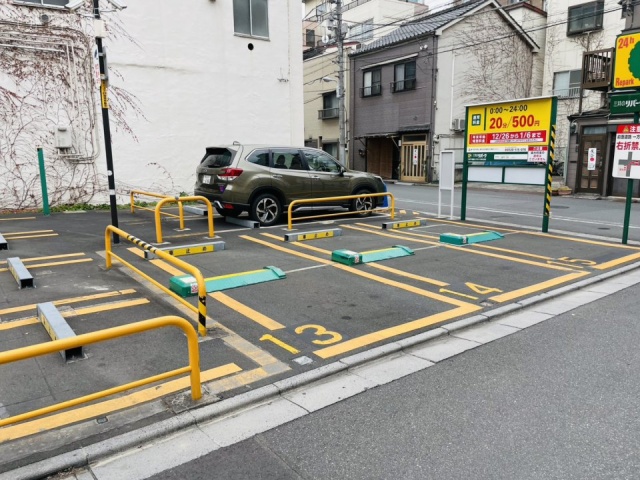 雷門一丁目貸家　前面にコインパーキング