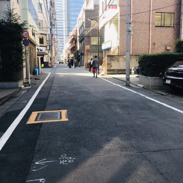 新宿税理士ビル第2別館 ビル前面道路