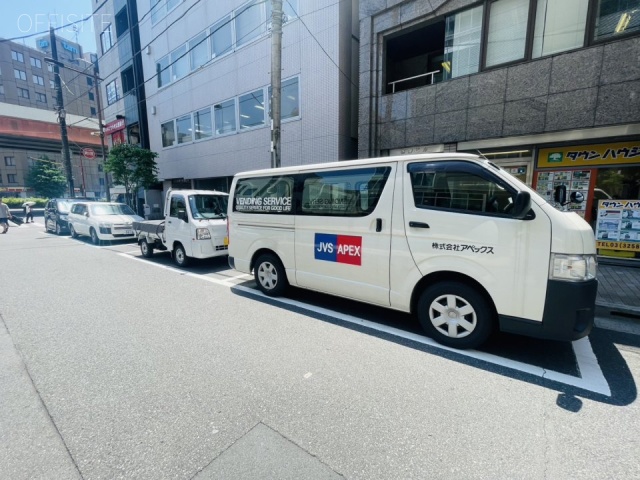 峯岸ビル　前面に白枠駐車場