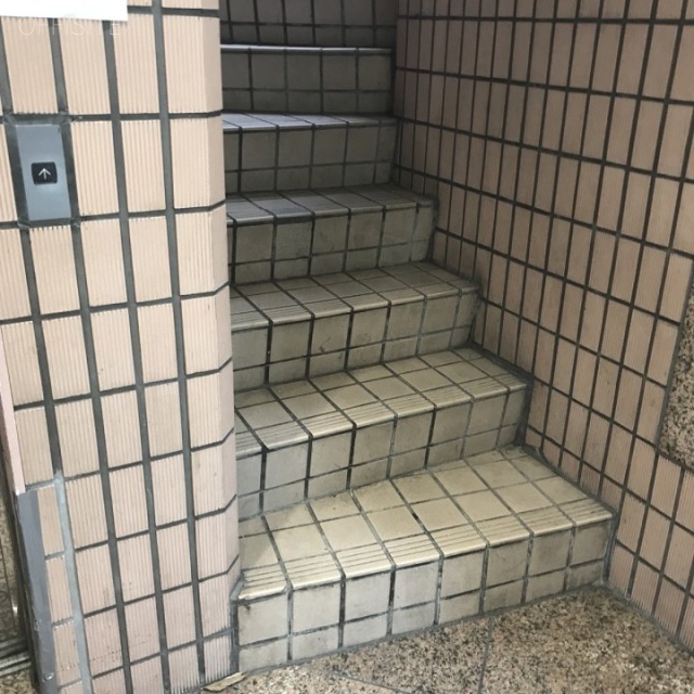 丸忠ビル 階段