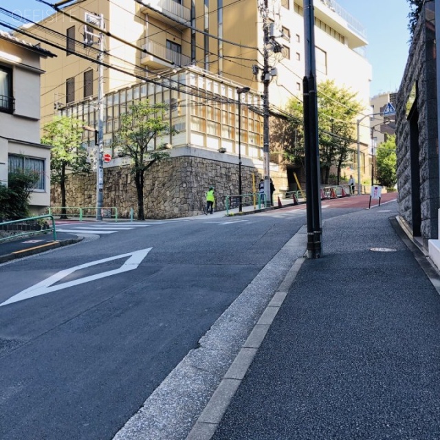 TWG麹町　ビル前面道路