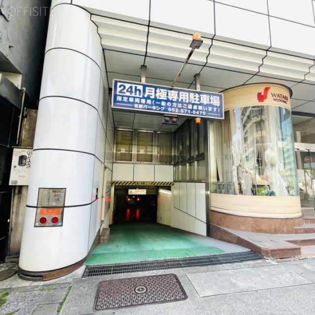 名駅ビルディング　駐車場出入口