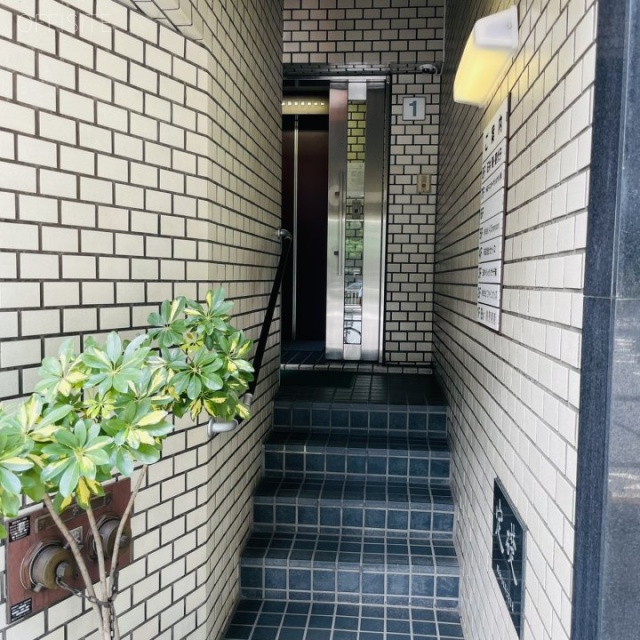 芝明月ビル エントランス