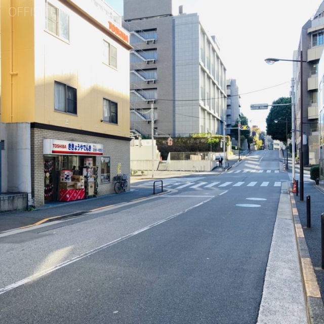 マニュライフプレイス九段南 ビル前面道路