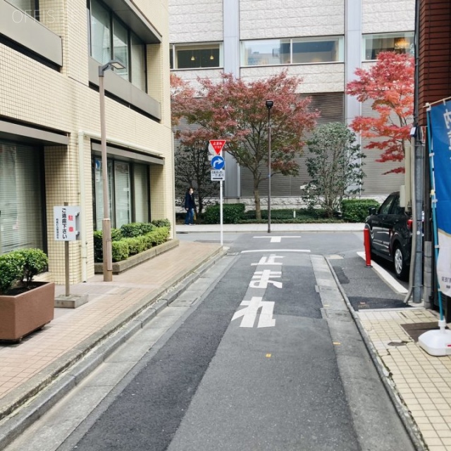 ビュロー西新橋 ビル前面道路