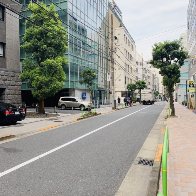 第2秩父屋ビル 前面は東京FM通り