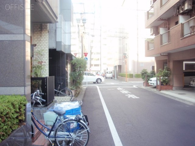 築地高野ビル ビル前面道路