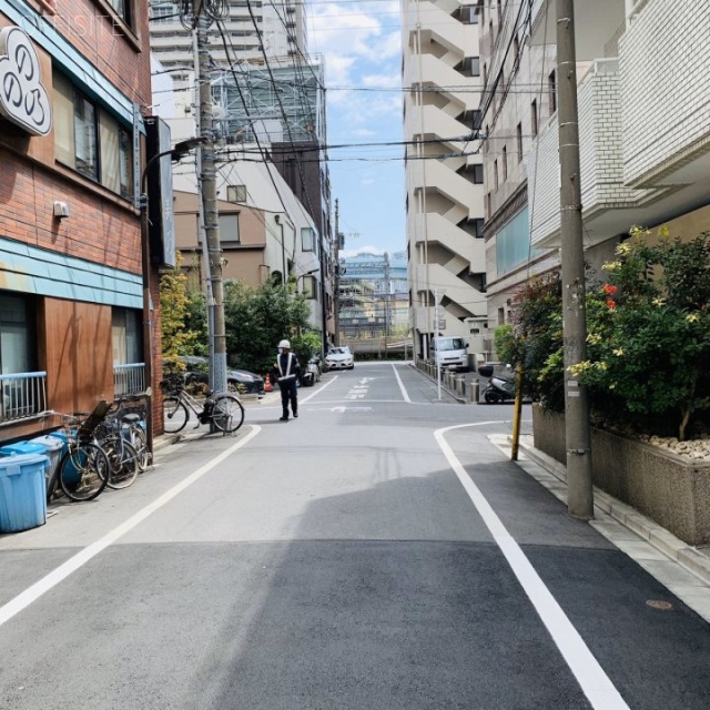 浜松町オークビル ビル前面道路