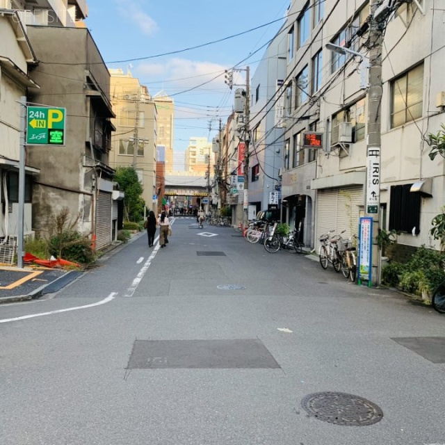 トミヤマビル ビル前面道路