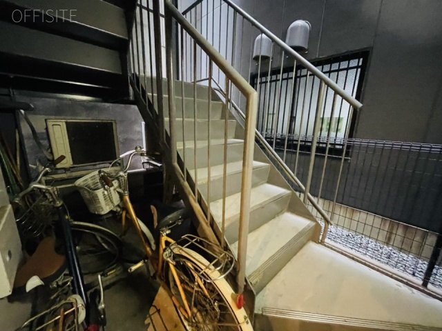 神林ビル　階段