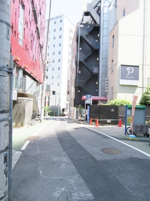 高池ビル ビル前面道路