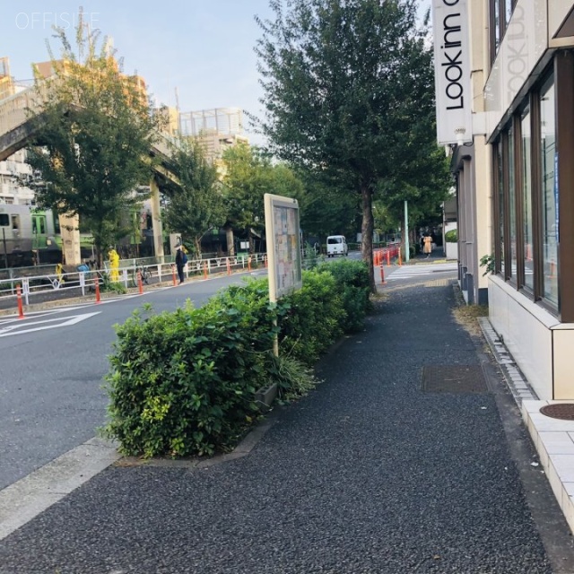 セゾン代官山 ビル前面道路