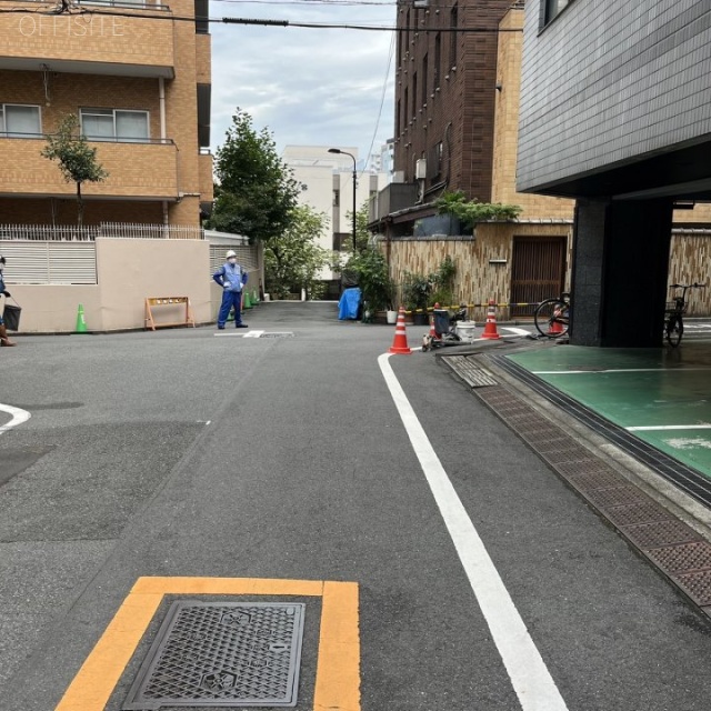 八重洲新宿御苑ビル 前面道路