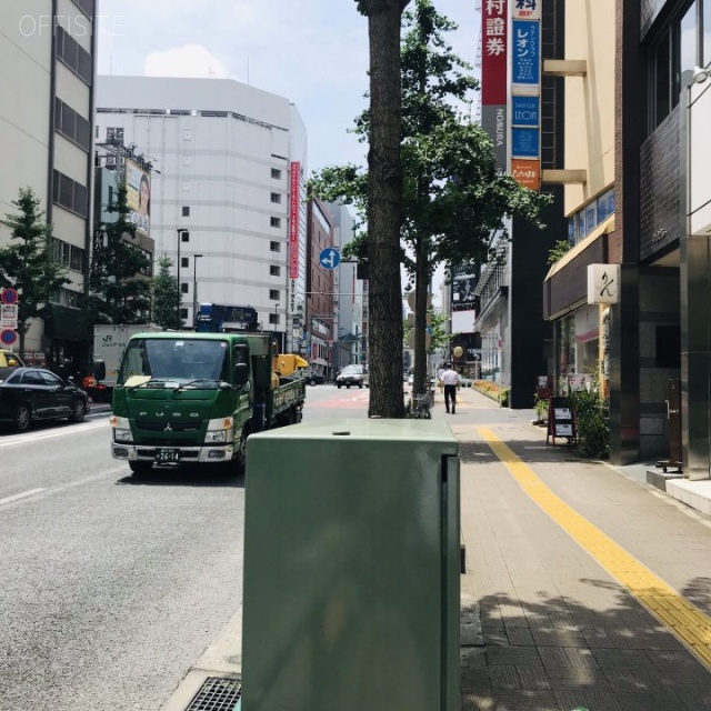 ラウンドクロス新宿5丁目 ビル前面道路