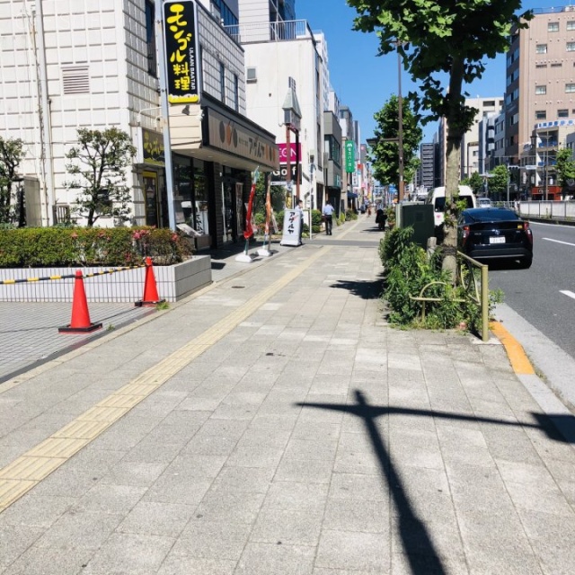 雷電ビル 前面は蔵前橋通り