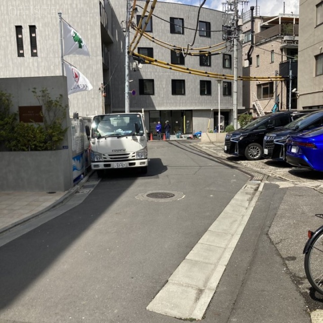 ラ・メーゾン・ド・ローズ ビル前面道路